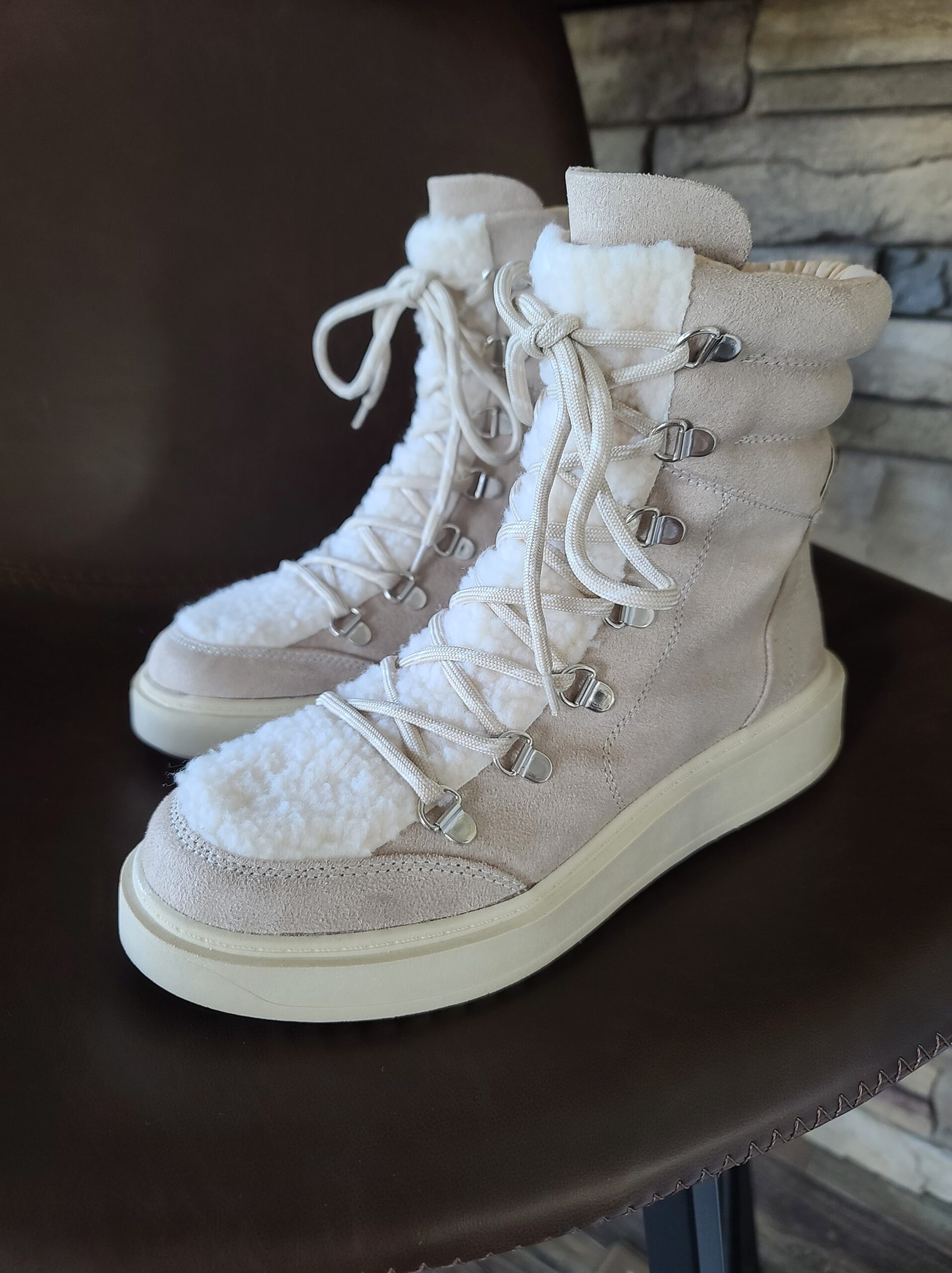 Suede boots with fur