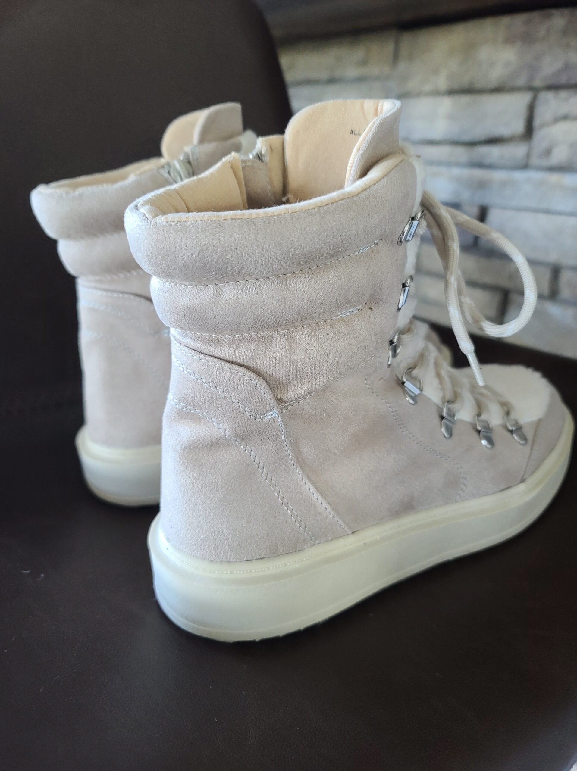 Suede boots with fur - Image 4